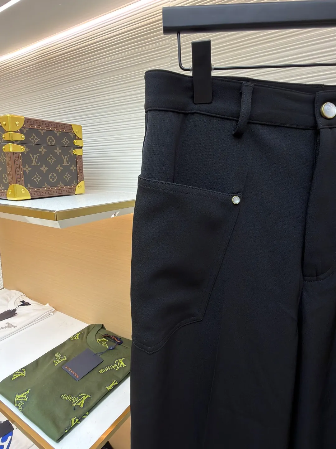 LOUIS VUITTON trousers with back earrings ●Original version: Purchased and developed for 12900 ●Item number: 1680814-A80 ●Fabric: Sheep spinning fabric ●Technology: Made on positioning cutting machine ●Version: Loose version ●Weight: about 680 grams ●Size: 46-48-50-52 ●Description: Using newly sheared sheep wool spinning and dyeing fabrics, high-speed rapier weaving in a dust-free and static-free workshop , double-sided weave, reverse satin texture, front messy texture, matching 60s cotton imitation Tencel twill lining, back pocket template motorcycle leather embossed embossed seal, 3# Swiss tooth bronze square slider, closed zipper, and the Saddle leather patch on the back pocket complement each other. The I-shaped buckle + rivets are made of bronze material with a bronze base. The molded pure natural pearl flat nails and buttons are laser-engraved in the later stage to make each one unique, and the overall vision has a halo effect. The overall wiring is straight and delicate, the fabric is comfortable and soft, and the color is consistent without color difference. It can be matched with the same style to create a fashionable look and control various occasions. Customized accessories, complete with three standards, same style for men and women!